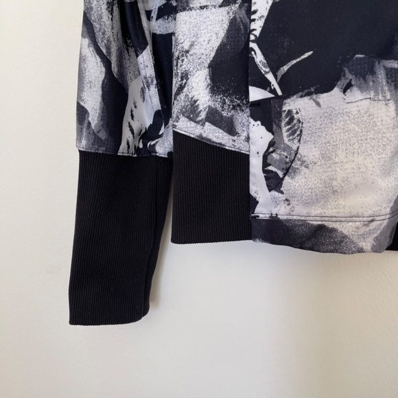 Lucy Stretch Activewear Jacket for Women. Black & White Floral Print. Size: S/P - Picture 3 of 7